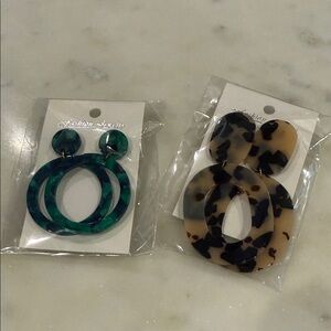 Set of 2 Fashion Earrings - Green and Tortoise Shell